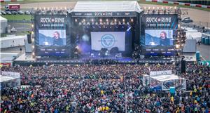 Rockfestival mit leichtem Regen gestartet