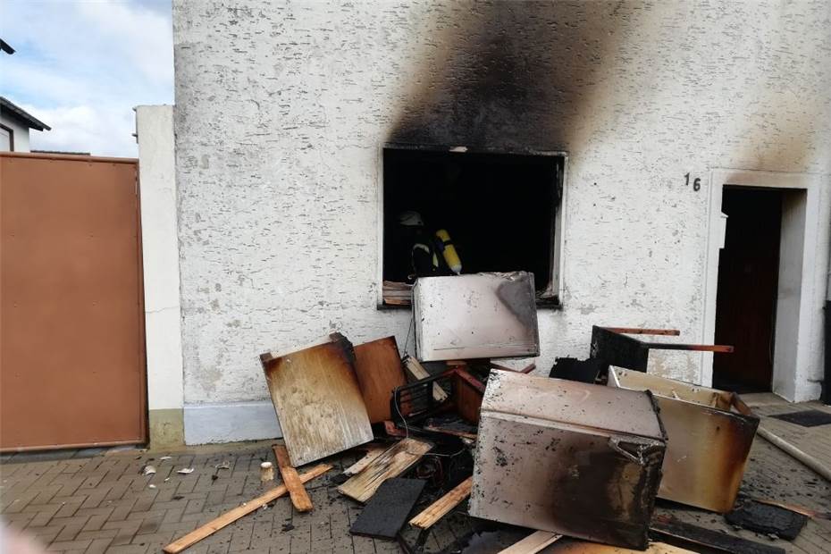 Küche in Flammen: Anwohnerin rettet sich ins Freie