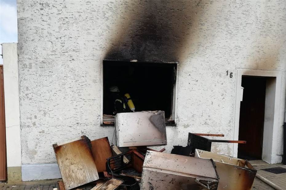 Küche in Flammen: Anwohnerin rettet sich ins Freie