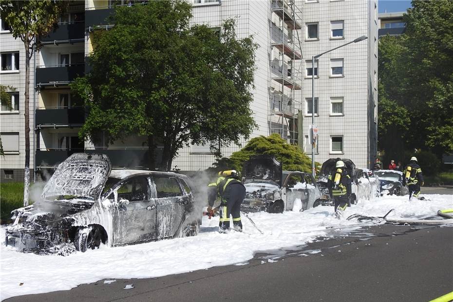 Vier Autos komplett abgebrannt