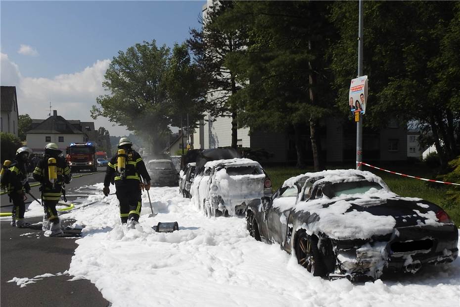 Vier Autos komplett abgebrannt