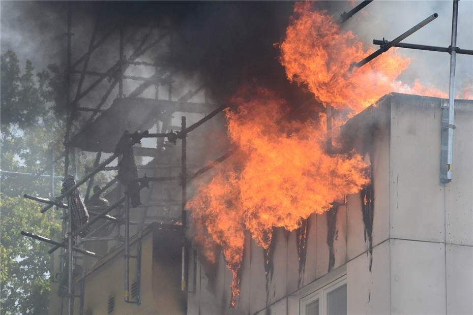Gasflaschen bei Feuer auf Flachdach explodiert