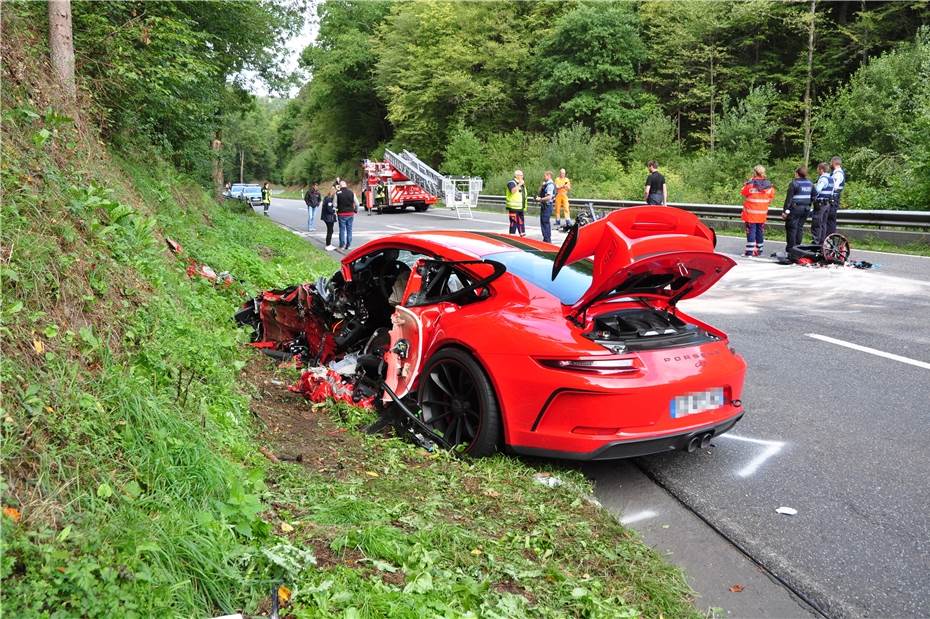 In unübersichtlicher Kurve überholt: Porsche kracht in Auto