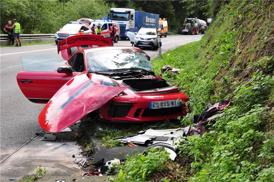 In unübersichtlicher Kurve überholt: Porsche kracht in Auto