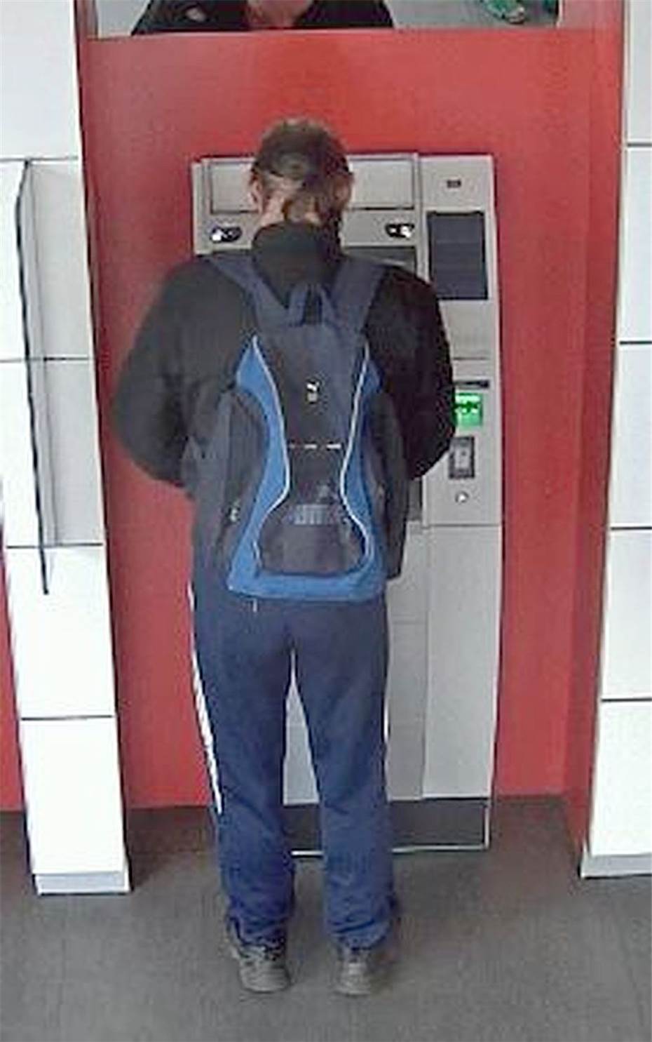 Unbekannter unterschlägt Geld aus Geldautomat