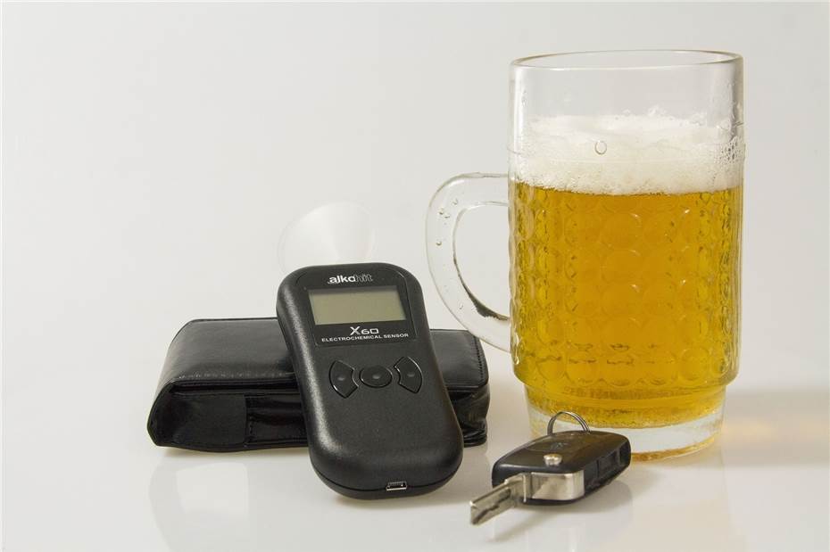 Betrunkener Autofahrer bedroht Zeugen und Beamte