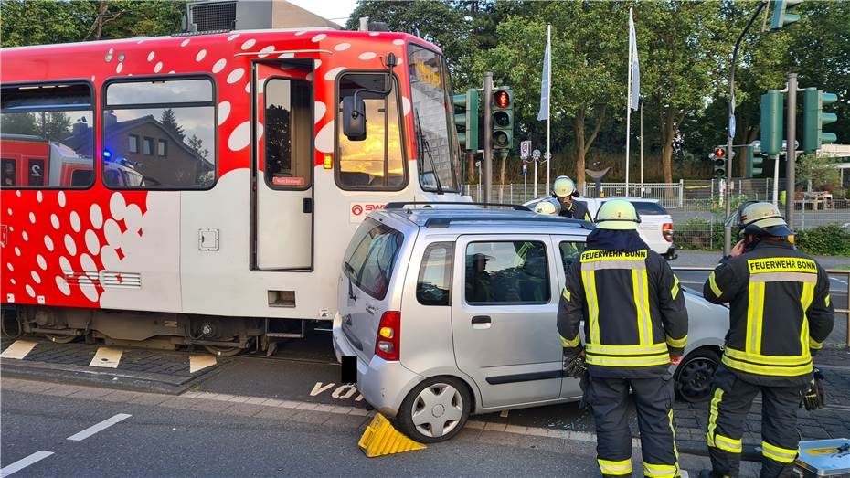 Bonn: Auto kollidiert mit Stadtbahn
