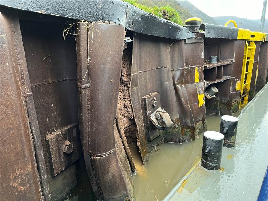 Schiffsunfall auf der Mosel: Frachtschiff kracht gegen Schleusenwand