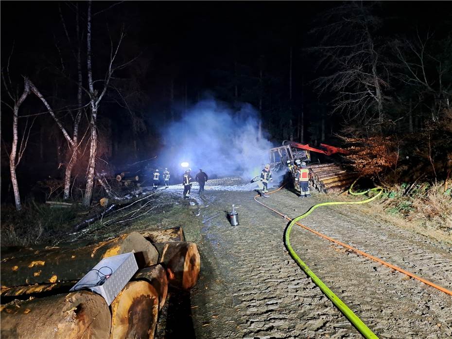 Forstmaschine in Flammen: Brand in Wald zwischen Kurtscheid und Ehlscheid