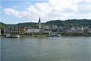 Rhein: Tankschiff fährt sich fest