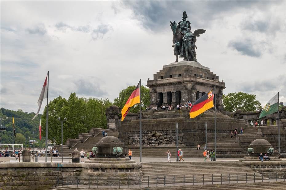 Koblenz: Randalierer werfen Gläser vom Denkmal am Deutschen Eck 