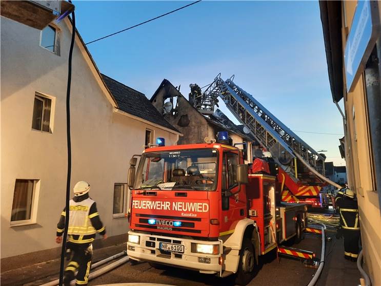 Junger Feuerwehrmann rettet
Bewohner aus brennendem Haus