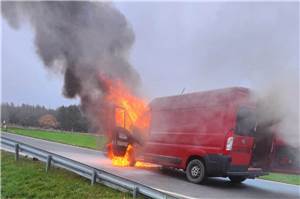 Service-Fahrzeug für Feuerlöscher fängt Feuer und brennt aus