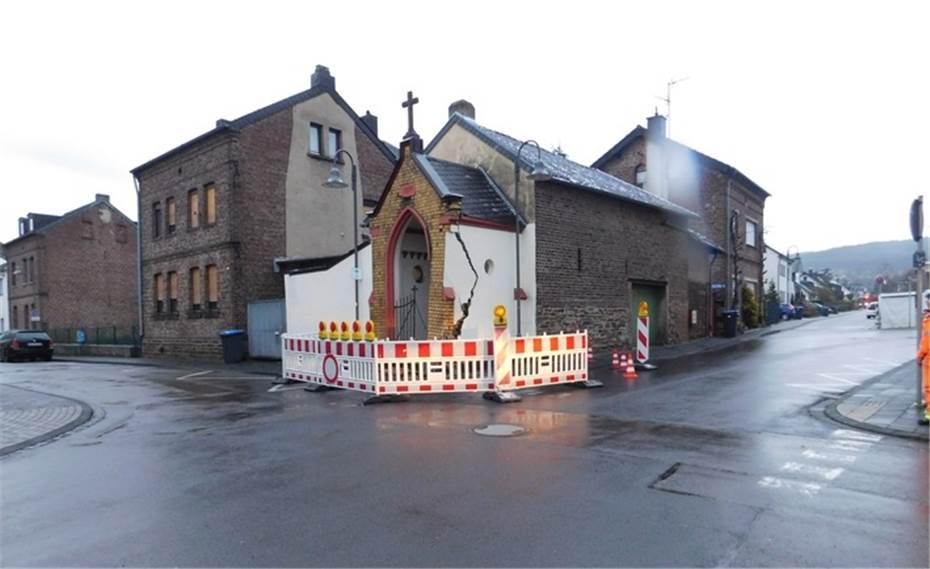 Kapelle von Lkw
schwer beschädigt