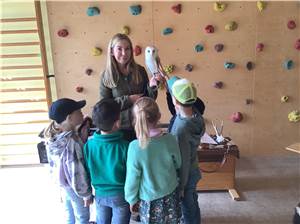 Besuch von Astrid Leich
begeistert Kinder in der Kita