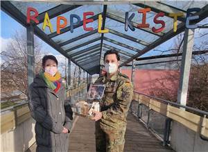 Soldaten spenden an flutbetroffene Kita