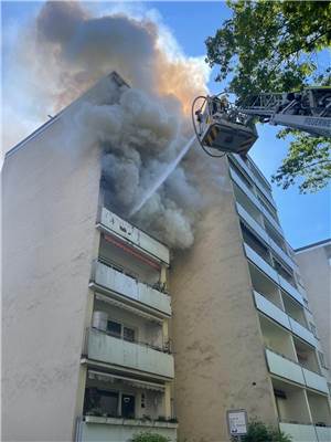 Massiver Balkon- und Zimmerbrand ruft 80 Einsatzkräfte auf den Plan