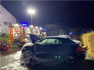 Flammen schlagen aus Motor: Warum brannte das Auto?