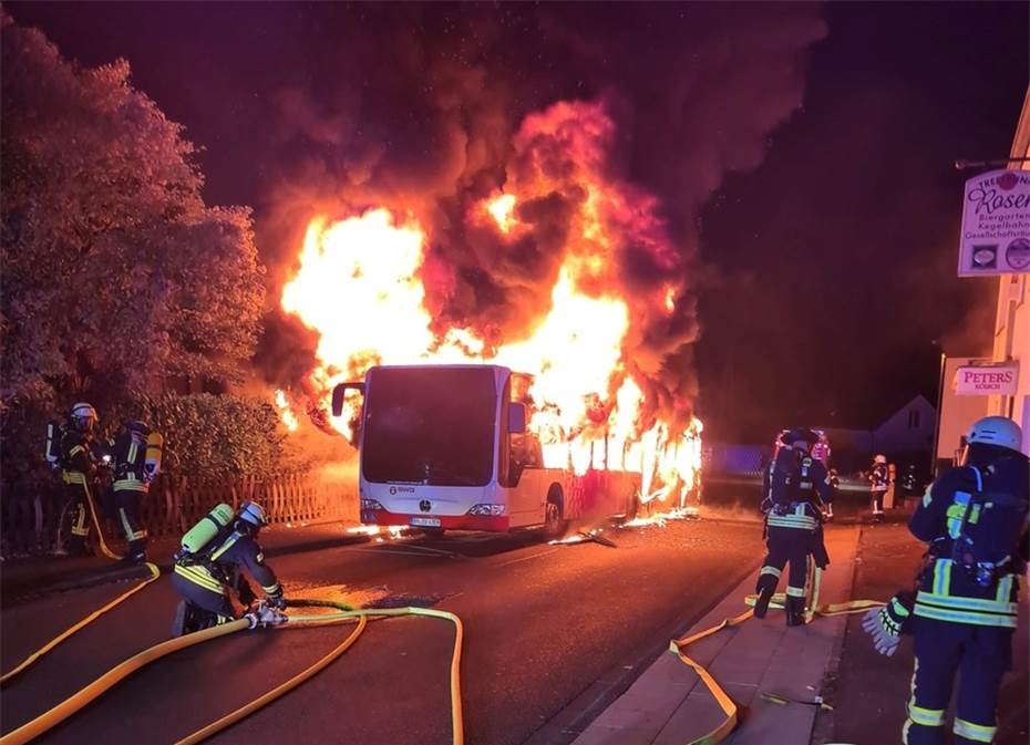Bonn: Gelenkbus in Flammen