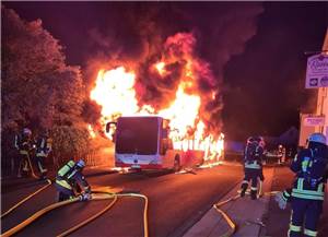 Bonn: Gelenkbus in Flammen