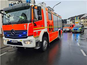 Bonn: Auto in Baugerüst geschleudert