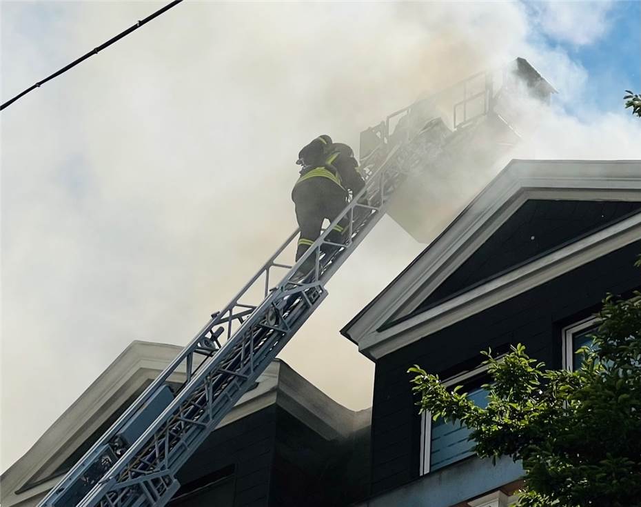 Dachstuhl in Flammen: Großeinsatz für Bonner Feuerwehr 