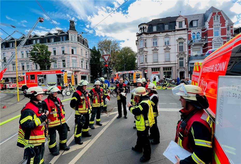 Dachstuhl in Flammen: Großeinsatz für Bonner Feuerwehr 
