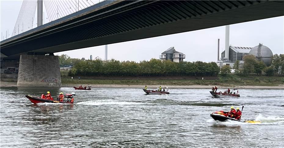 Person springt von Kennedybrücke: Rettungskräfte brechen Einsatz ab 