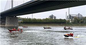 Person springt von Kennedybrücke: Rettungskräfte brechen Einsatz ab 