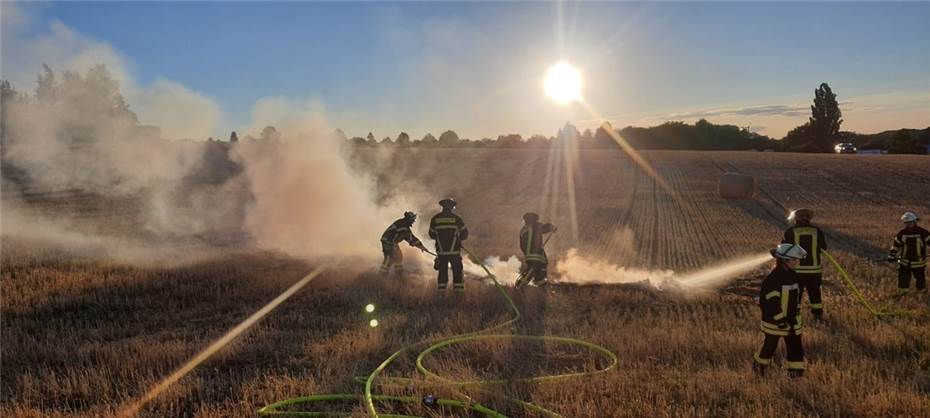 Feuerwehr verhindert Ausbreitung von Strohballenbrand