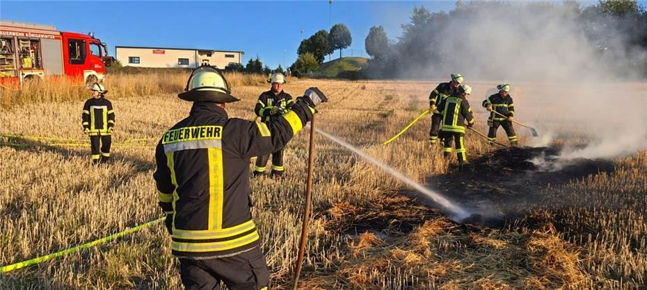 Feuerwehr verhindert Ausbreitung von Strohballenbrand