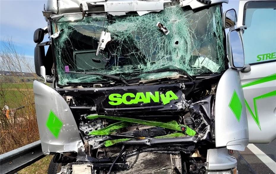 Schwerer Unfall auf A61: Lkw fährt auf Stauende auf