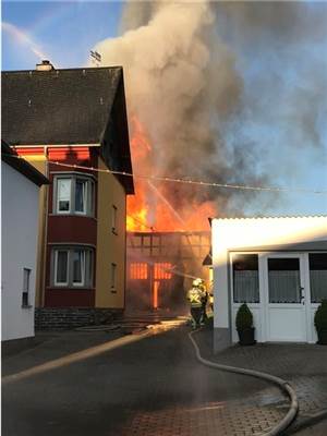 Heu in Flammen: 200 Jahre altes Fachwerkhaus niedergebrannt