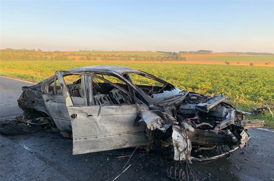 Nach Überschlag: Auto geht nach Unfall in Flammen auf