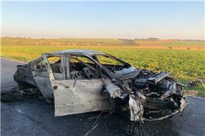 Nach Überschlag: Auto geht nach Unfall in Flammen auf