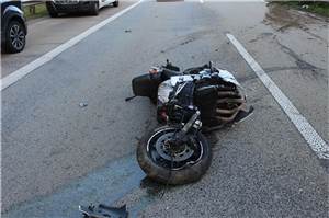 Auf Auto aufgefahren: Motorradfahrer wird schwer verletzt