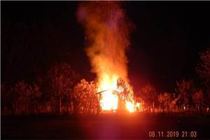 10.000 Euro Schaden nach Brandstiftung: Holzhütte abgebrannt