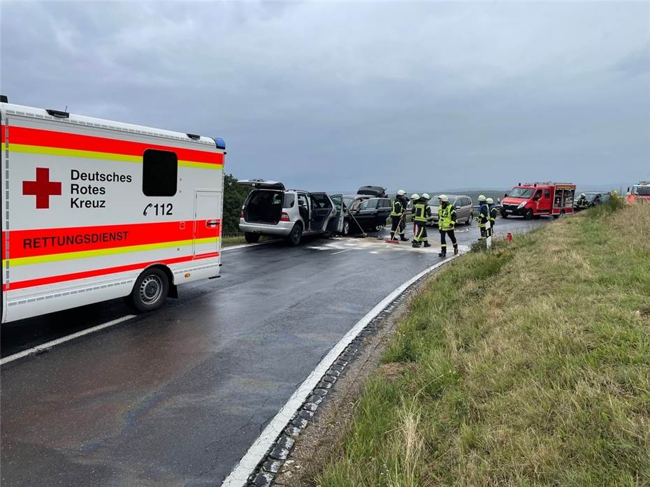 8 Verletzte nach Unfall bei Königsfeld: Auto von 19-Jährigem kollidiert mit Gegenverkehr