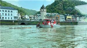 Ruderboot kentert auf dem Rhein 