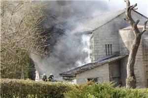 Gebäude auf Hof in Brand geraten
