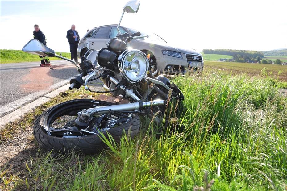 Beim Wenden übersehen: Motorradfahrer kollidiert mit Auto