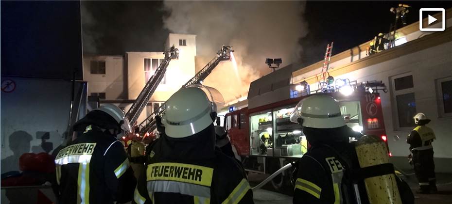 Zwischengebäude bei Thermalbad in Flammen