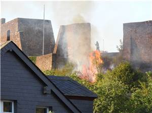 Ulmen: Flächenbrand unterhalb der Burgruine 