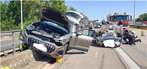 A 565: Autos überschlagen sich bei schwerem Unfall