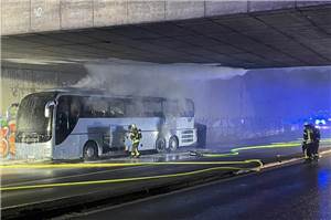A565: Reisebus geriet in Brand