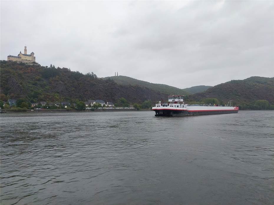 Leeres Tankschiff fährt sich auf Rhein fest
