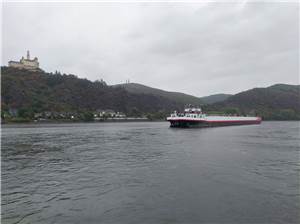 Leeres Tankschiff fährt sich auf Rhein fest