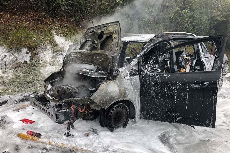 Auto geht während Fahrt in Flammen auf