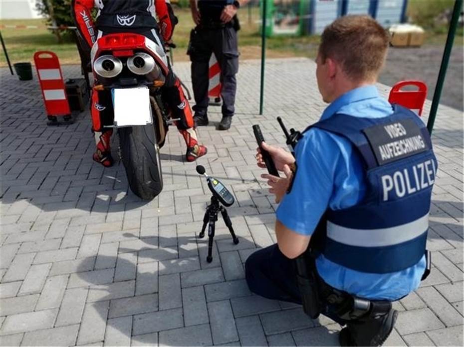 Polizei nimmt zu laute Motorräder unter die Lupe