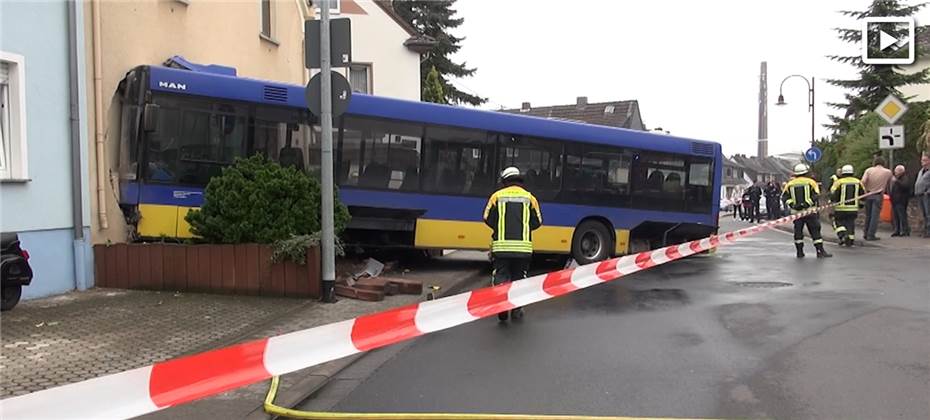 Nach Schwächeanfall: Linienbus kracht in Wohnhaus